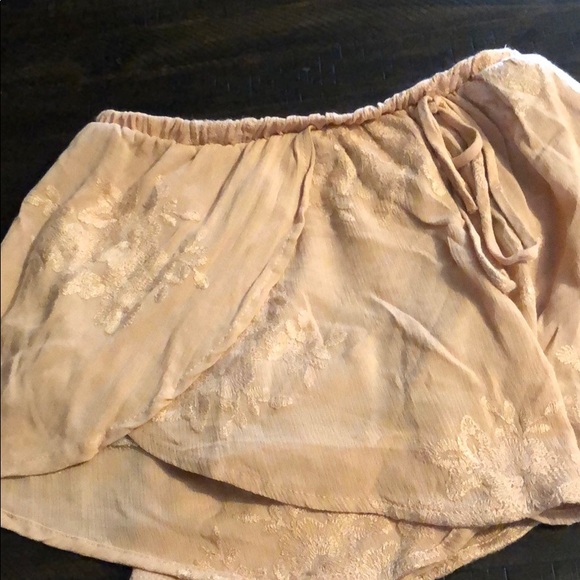 Kendall and Kylie Woman’s Shorts - Picture 2 of 5